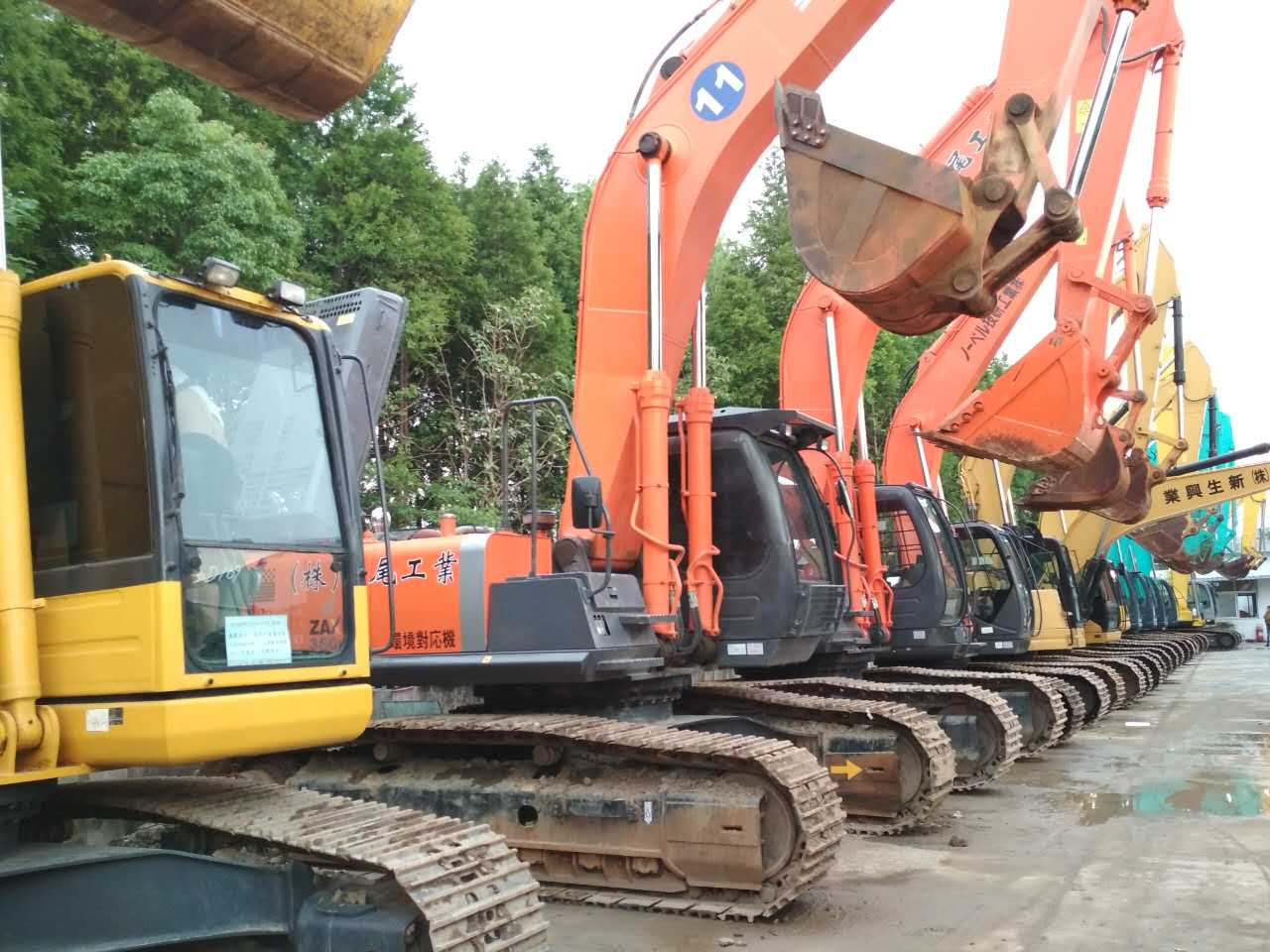 二手挖掘机现场实拍,二手挖掘机直击现场