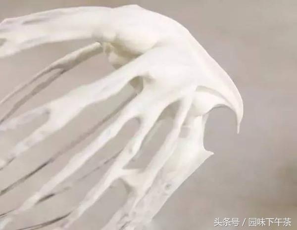 淡奶油和稀奶油哪个能做出黄油 (稀奶油与黄油怎么打发成奶油)