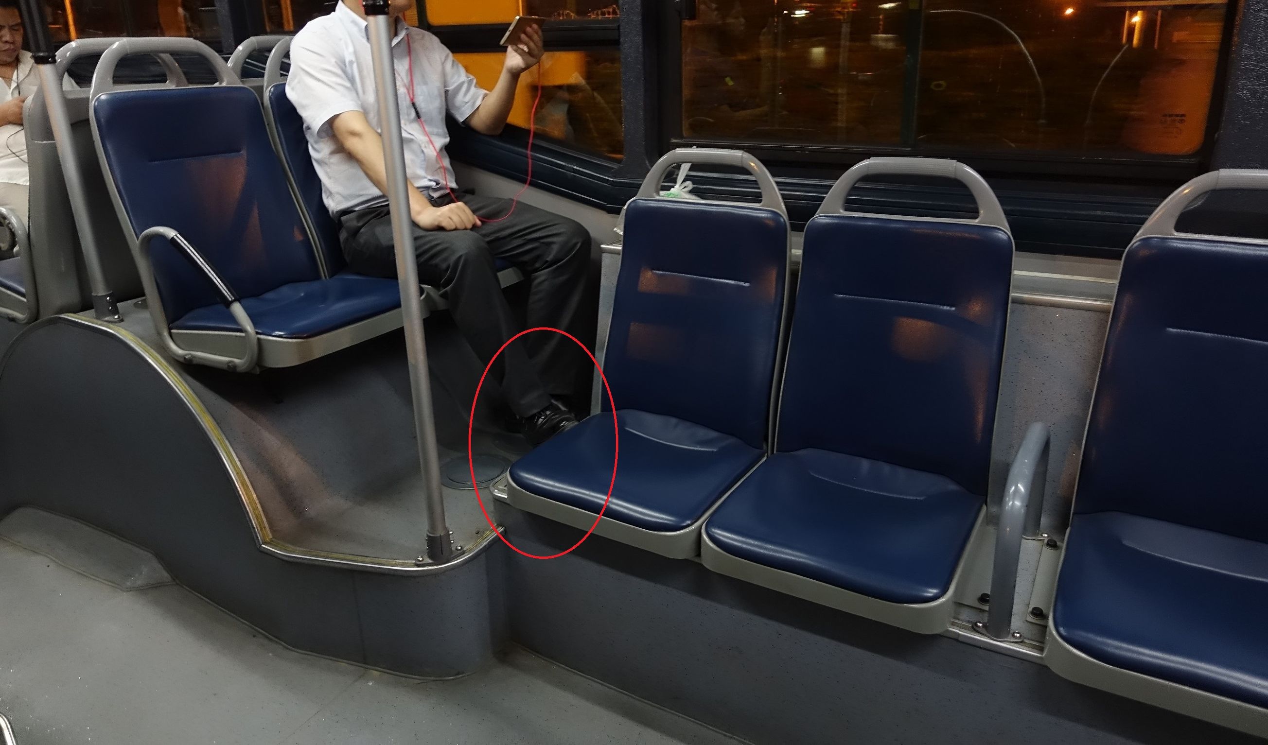 骑车如同走钢丝,过斑马线要跨栏记者亲历北京交通中的“反人类设计”