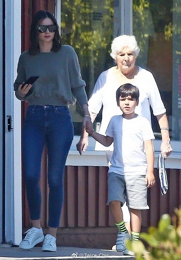 什么样的牛仔裤好看又百搭,百搭时尚超好版型牛仔裤