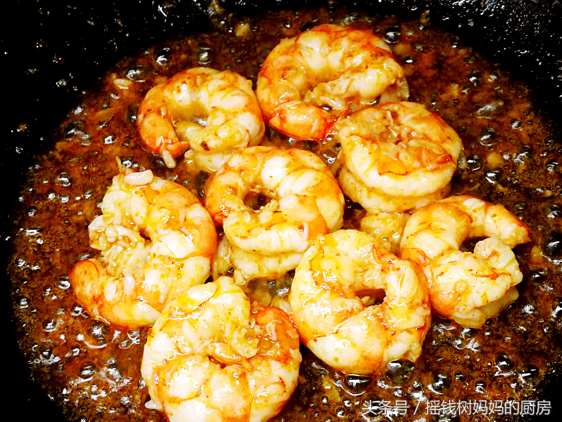 周末在家吃点好的很有必要，咖喱虾加烤肉和秋刀鱼吃的不要太满足哦