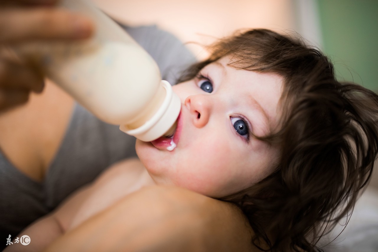 如何给宝宝选择正确的奶瓶呢,奶瓶瓶喂技巧