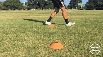 足球实战技巧长传球的练习秘诀,新手必学足球简单的过人技巧