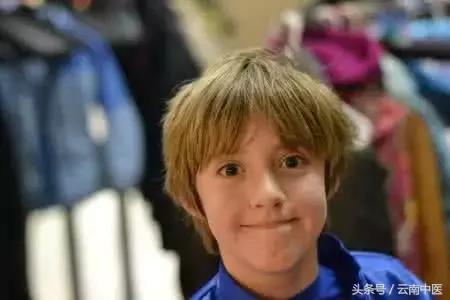 小朋友不喝药的妙招,小孩子不愿意喝药怎么解决