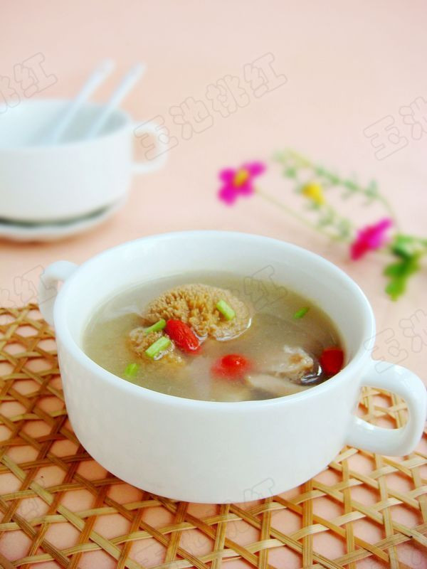 老少皆宜的炖汤材料,老少皆宜松茸炖母鸡汤