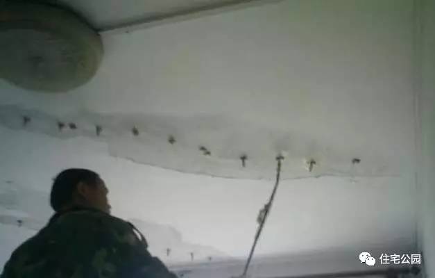 房顶漏水可以铺瓷砖补救吗,房顶漏水从里面补