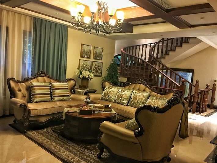 旋转楼梯别墅中空客厅新中式,旋转阳台沙发轻奢