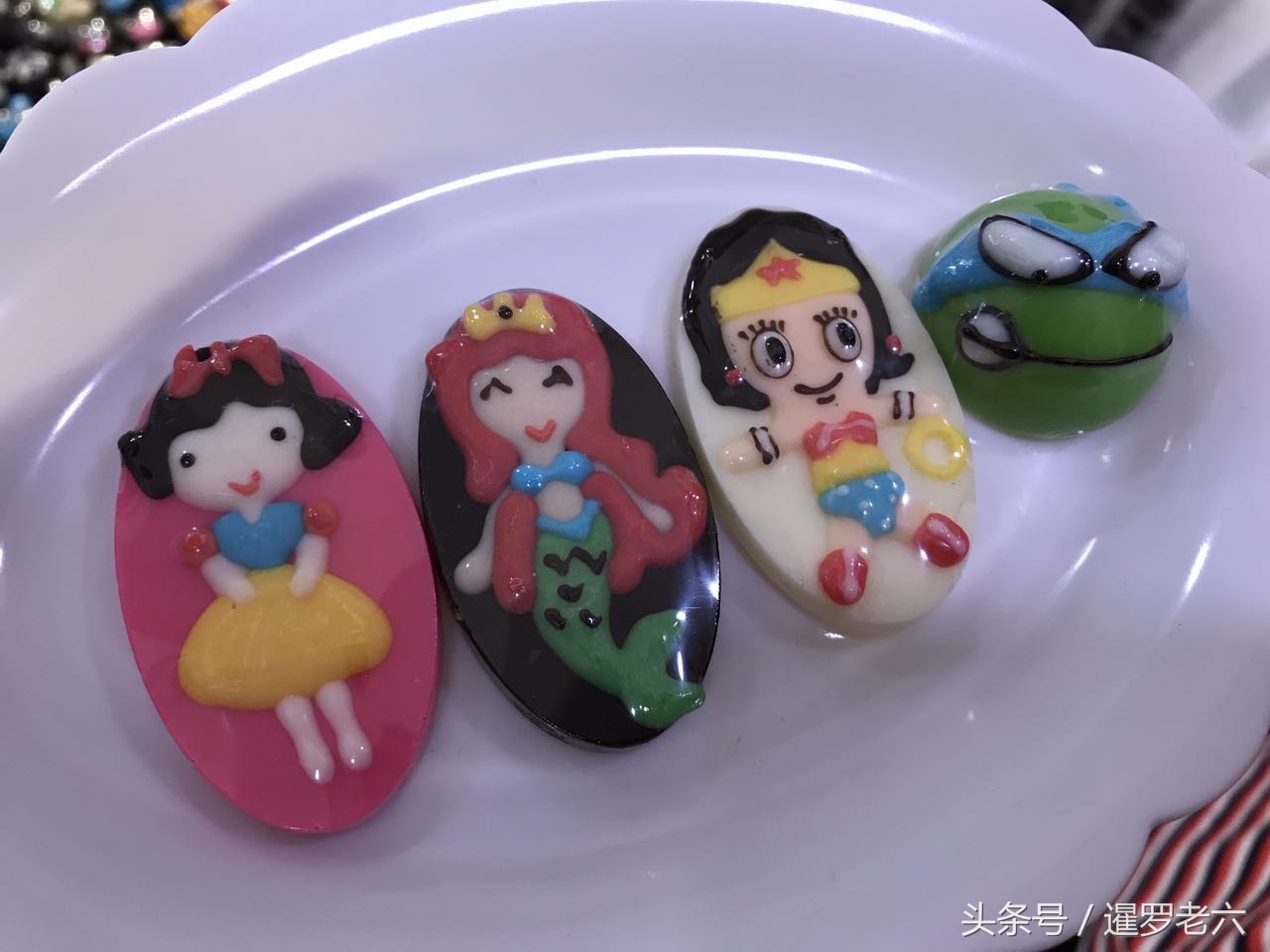 泰国的卡通彩色巧克力真可爱！两元一块，阿童木、神奇女侠全有！