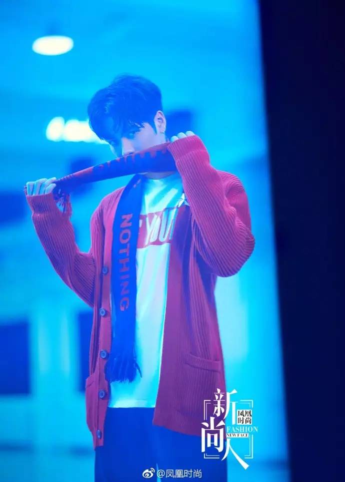 王嘉尔jackson军训,jackson王嘉尔烟嗓