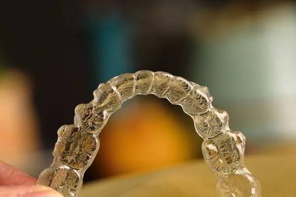 戴牙套为什么会矫正,牙套贵的和便宜的区别