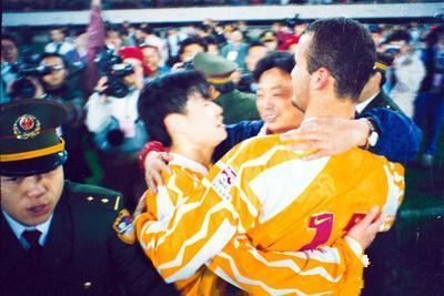 别总说中国男足，当年的成都这群爷们也曾疯狂过