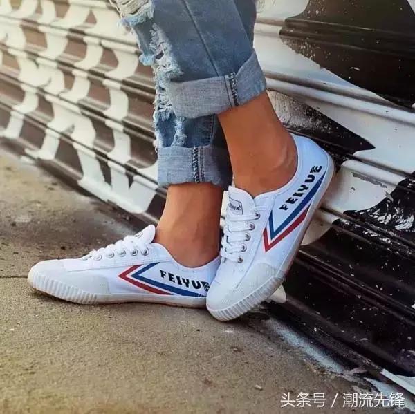 杨幂这双鞋子是什么牌子的,杨幂最近穿的回力小白鞋