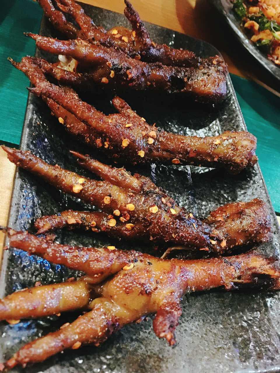 脚步丈量风情,在北京胡同里遇见嘻嘻辣串儿啤—嘻嘻辣东直门店记