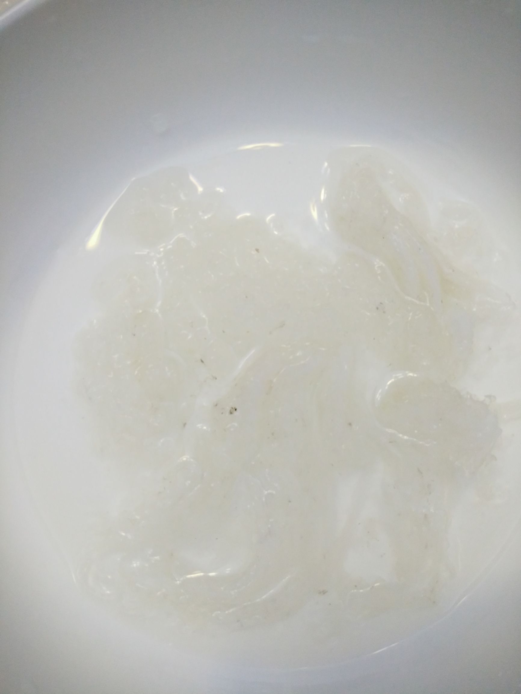 当你发现泡发的燕窝里有很多细小的毛毛挑不干净吃下去又觉得膈应时怎么办？教你两招，轻松搞定