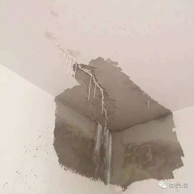 房顶漏水可以铺瓷砖补救吗,房顶漏水从里面补