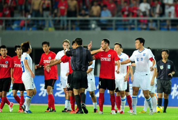 裁判球场解决冲突,球场裁判被球员打应该怎么办
