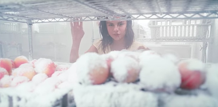 艺术家画的“桃子”很美：有两瓣圆鼓鼓蜜桃的隐喻