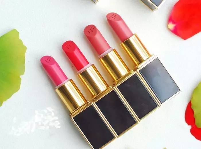 为什么美妆博主的口红都要涂出去 (美妆博主和普通人涂口红哪个好)