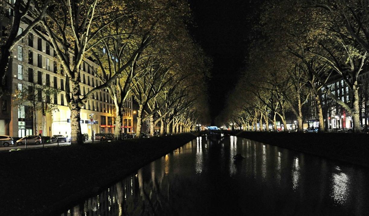 除了啤酒足球汽车，这里还有*情纵**的购物体验