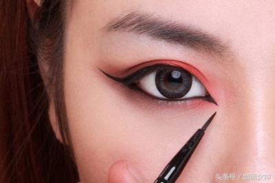 单眼皮眼尾下垂肿眼泡怎么画眼线,单眼皮如何用眼线画出双眼皮