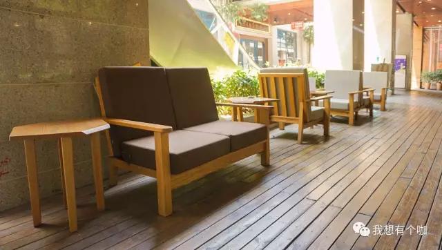 他辞去国企高管工作，把独立电影社搬进可以画画、喝咖啡的美术馆