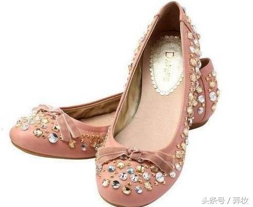 百货商场的一楼，是与世隔绝的时尚炼狱，你见到的都是这样！