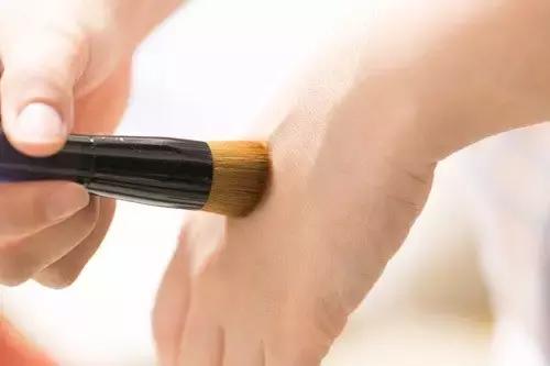 用清洁工具洗化妆刷,比马桶都脏的化妆刷到底怎么洗