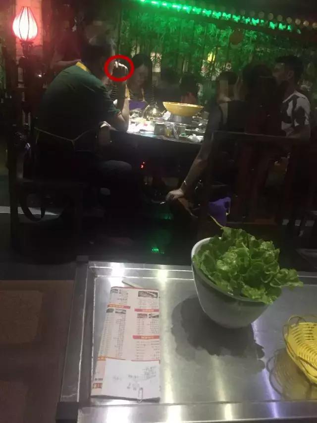 「曝光台」无视病人健康！某医院保安在大门口吸烟