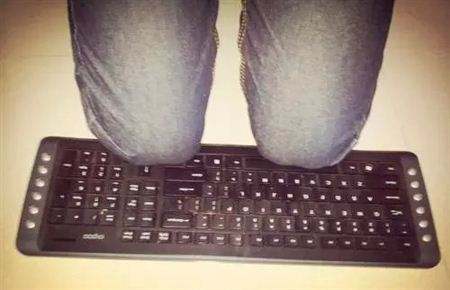 被女朋友罚跪键盘的男生,女朋友犯错被罚跪键盘