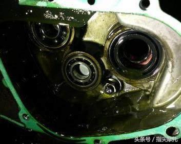 踏板摩托车后轮漏油是怎么处理,踏板摩托车后轮有油渍是什么原因