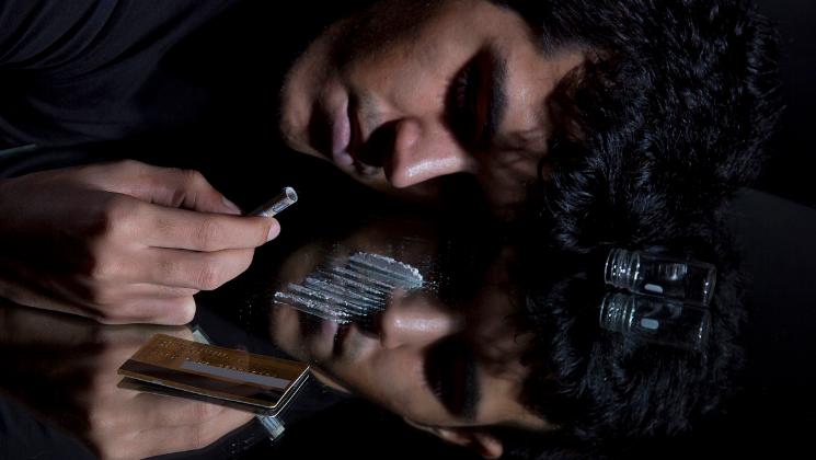 身边的人吸毒怎么办,身边有朋友吸毒怎么办