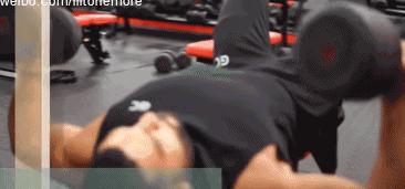 哑铃练下胸肌训练动作,用哑铃练胸肌最全面的动作