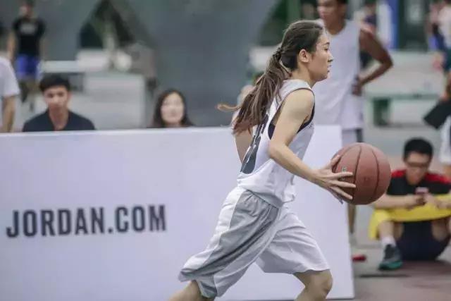她是女版德鲁大叔，也是库里死忠！这个广东女孩打篮球很厉害