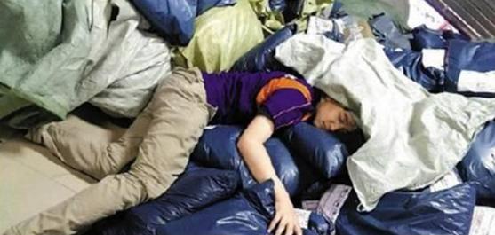 坚守岗位为苏宁的快递员点赞,赞一个人对工作尽职尽责