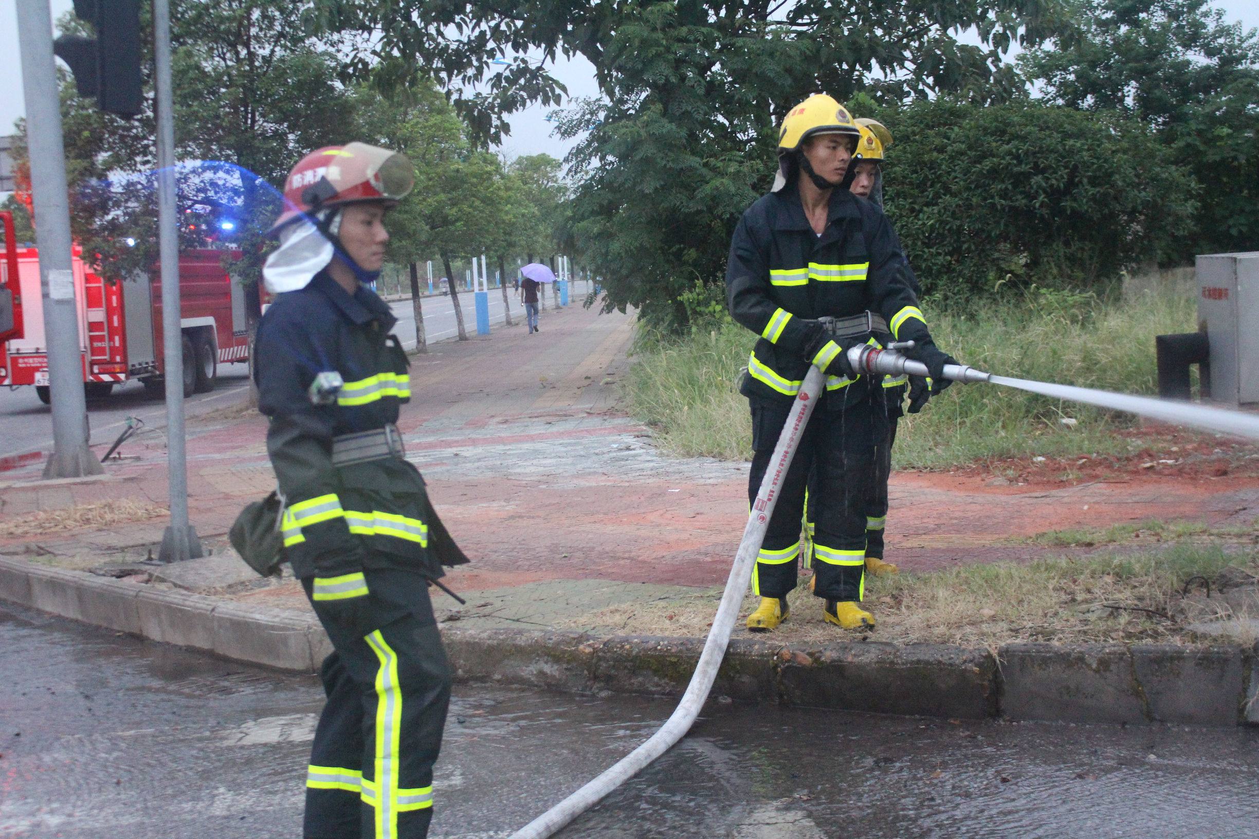 路上突然起火消防队迅速扑灭,摩托车起火民警飞奔救援30秒扑灭