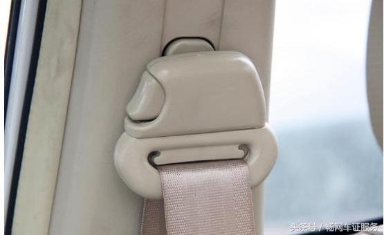 挡风玻璃有好多小亮点,挡风玻璃小黑点能贴东西吗图片