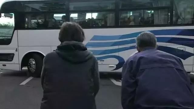 GJSAY光晶说：欠债8000万，老夫妻开一家小超市，年赚7