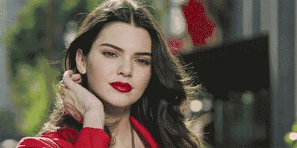 为什么美妆博主的口红都要涂出去 (美妆博主和普通人涂口红哪个好)