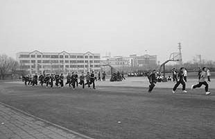 建塑胶跑道球场,球场塑胶跑道怎么施工