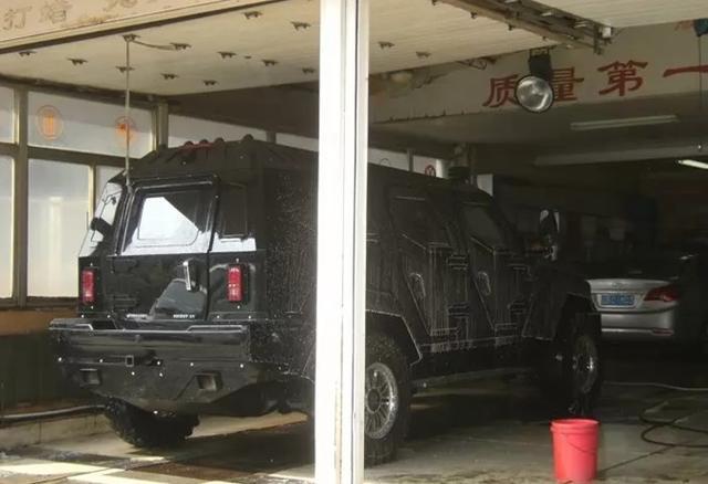 1500万的装甲车洗车,价值百万的装甲车