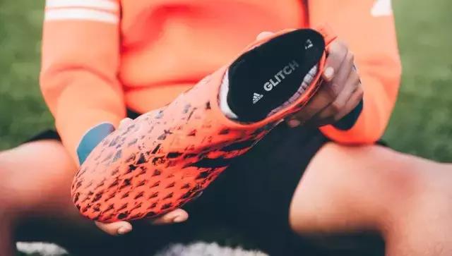 迷妹们都爱买爱豆代言的产品表忠心,这双暂时买不到的鞋先来了解