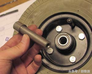 小伙自己动手做迷你电动四轮车,四轮电动小车简易制作