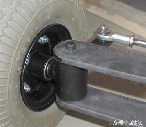 小伙自己动手做迷你电动四轮车,四轮电动小车简易制作