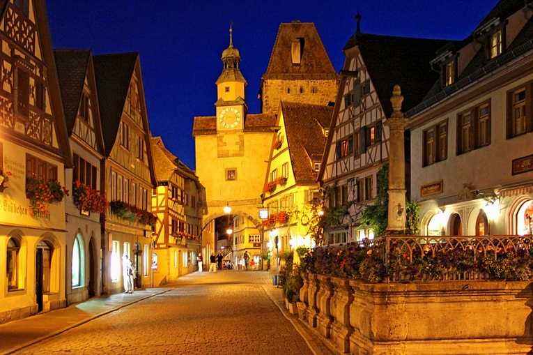 除了啤酒足球汽车，这里还有*情纵**的购物体验