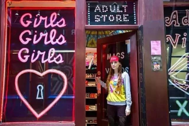 这家店9000件商品全是假货,人们却争相购买