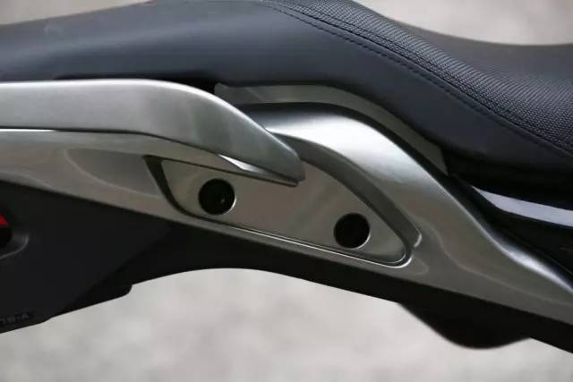 五羊本田猛鸷cb190x有时钟显示吗,猛鸷190对比新大洲本田cb190x