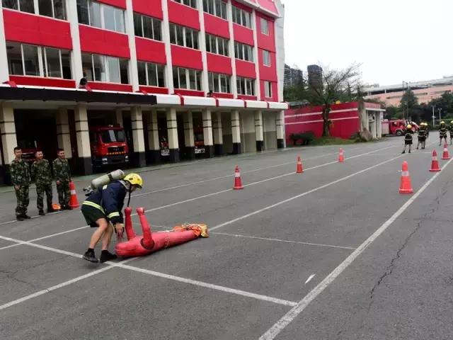 成都警察灌美国12球又赢巴西，这些专业队出来的才是真正的战狼