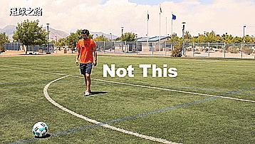 如何用脚踢出弧线球,怎么用脚内侧搓弧线球