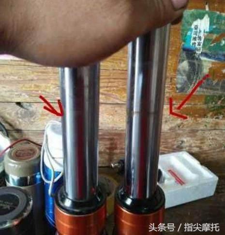 减震器漏油换新油和油封几天好了,摩托前减震器漏油