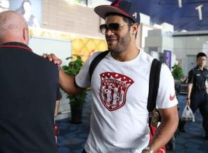 大方！保利尼奥走前把奔驰车送司机，1品质远比球技重要